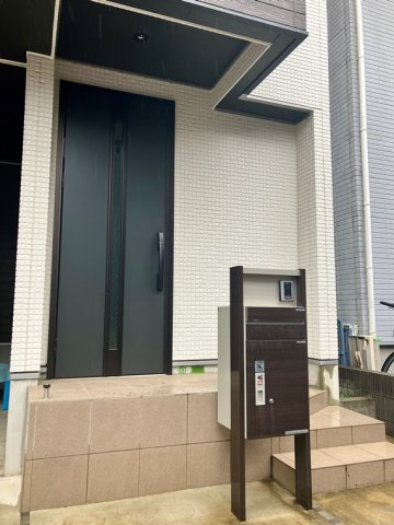 根津戸建のエントランス