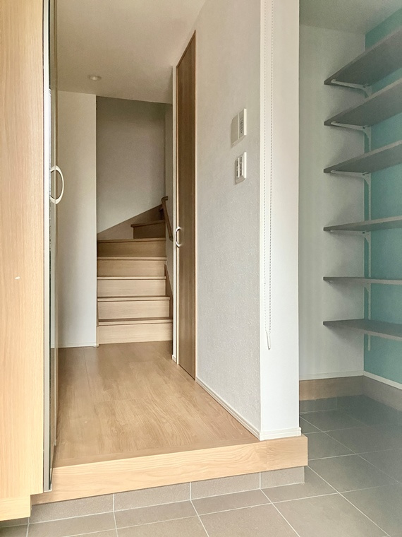 根津戸建の玄関