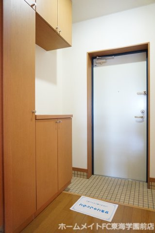 ソリテール麻生田の玄関