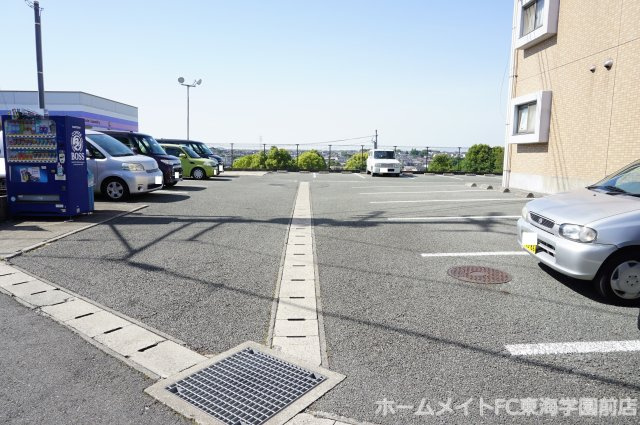 ソリテール麻生田の駐車場