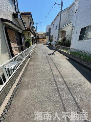 茅ヶ崎市萩園　戸建の前面道路含む現地写真|前面道路含む現地写真です