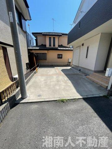 茅ヶ崎市萩園　戸建の駐車場|車をお持ちの方に嬉しい駐車場付きの物件です