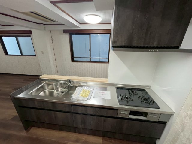 RIBEIRAⅠ～リベイラワン～のキッチン|システムキッチンガス3口グリル付き
