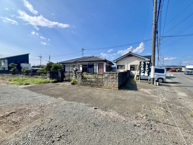 【中古戸建】伊勢崎市赤堀鹿島の前面道路含む現地写真|■外観