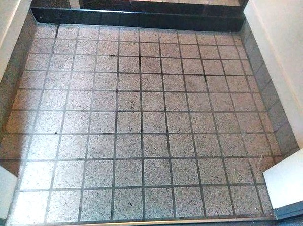 ラヴィアンムロガの玄関