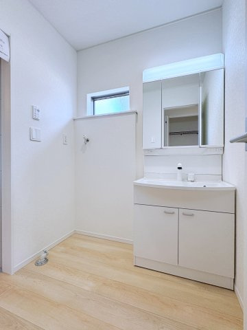 新築戸建・建売　郡山市富田町第19　CRADLE GARDEN　全8棟の独立洗面台|三面鏡タイプの独立洗面台で、身だしなみチェックも収納力も◎洗面まわりもすっきり清潔に保てます！