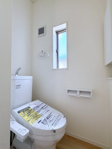 新築戸建・建売　郡山市富田町第19　CRADLE GARDEN　全8棟のトイレ|小窓付きで自然光が入る明るくて爽やかなトイレ空間です！