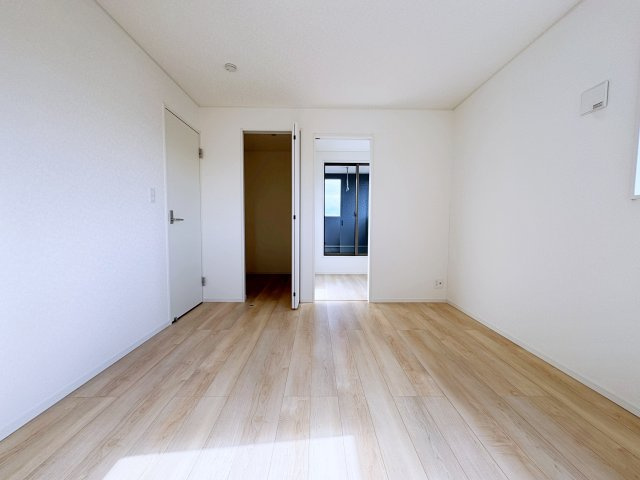 新築戸建・建売　郡山市富田町第19　CRADLE GARDEN　全8棟の洋室|ホワイトベースの爽やかな洋室！2面採光で日差しがしっかり入り、朝もすっきり目覚められます♪