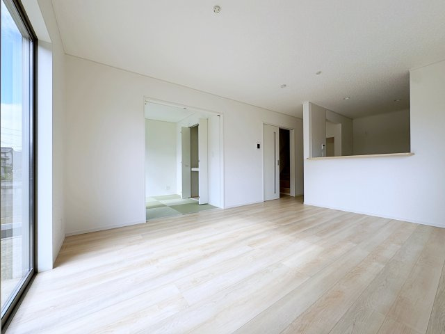 新築戸建・建売　郡山市富田町第19　CRADLE GARDEN　全8棟の居間・リビング|ダイニングには大きな窓があり明るい陽射しが差し込む開放的で心地よい空間です！