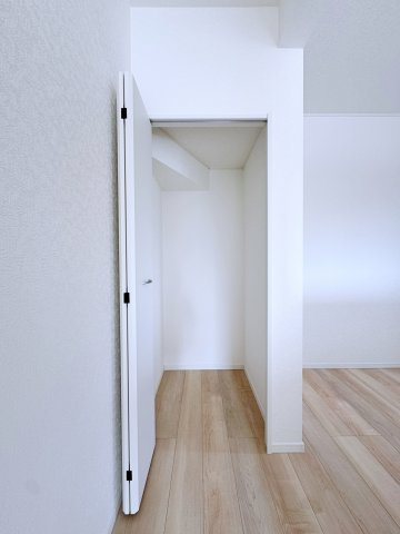 新築戸建・建売　郡山市富田町第19　CRADLE GARDEN　全8棟の収納|キッチン横のストレージは食材やキッチン家電をすっきり一括収納！見せない収納で生活感を抑え、広々としたキッチンを保てます！