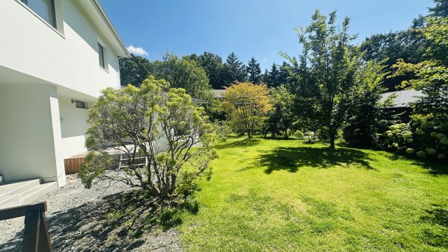 【商談中】西軽井沢 追分エリア 断熱に優れた築浅中古戸建の庭