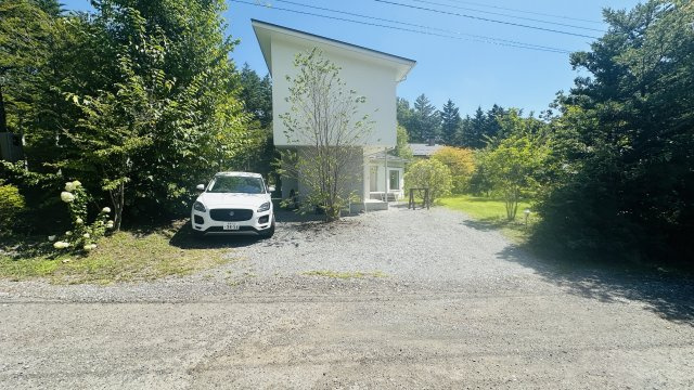 西軽井沢 追分エリア 断熱に優れた築浅中古戸建の前面道路含む現地写真