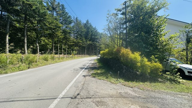 西軽井沢 追分エリア 断熱に優れた築浅中古戸建の前面道路含む現地写真