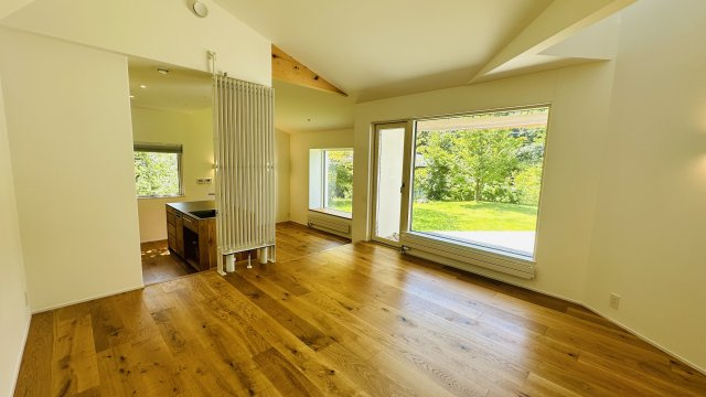 西軽井沢 追分エリア 断熱に優れた築浅中古戸建の居間・リビング|スキップフロアのLDK