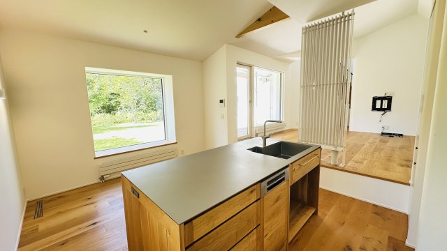 西軽井沢 追分エリア 断熱に優れた築浅中古戸建のキッチン|アイランドキッチンからも、お庭の芝生を楽しめます