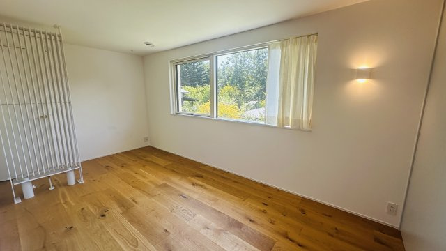 【商談中】西軽井沢 追分エリア 断熱に優れた築浅中古戸建の洋室|2F寝室。