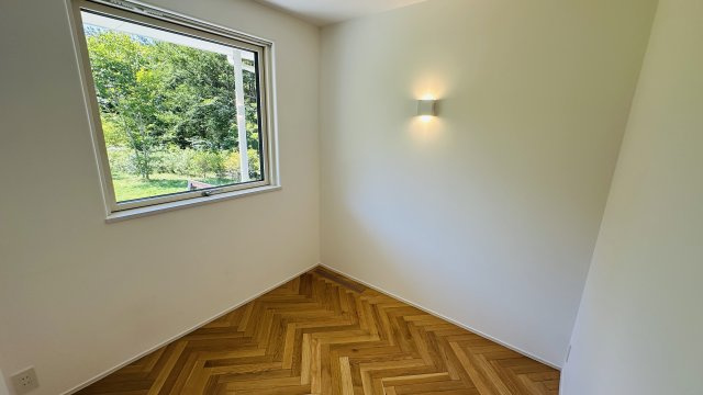 【商談中】西軽井沢 追分エリア 断熱に優れた築浅中古戸建の洋室|1Fゲストルーム