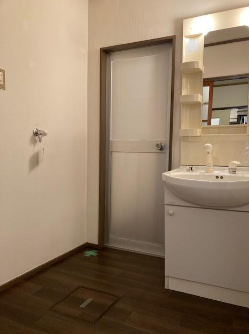 堺市北区東雲東町4丁　浅香駅徒歩約6分　収益中古テラスハウスの独立洗面台