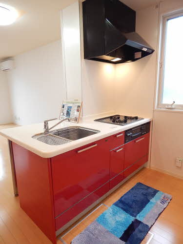 クラヴィエ東久留米 A棟のキッチン|3口コンロ・グリル付のシステムキッチンです♪