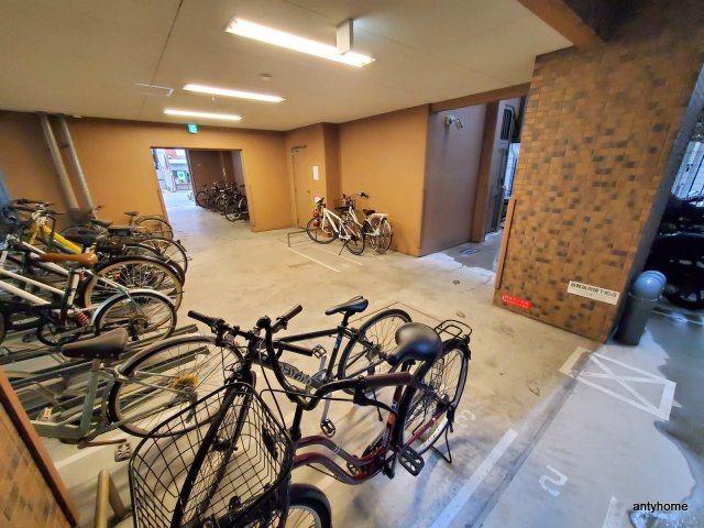 プレサンス本町ジョイス 仲介手数料無料の駐車場