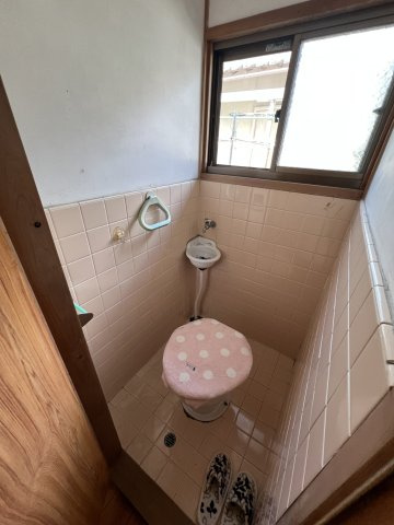 美咲町西川店舗付き中古住宅　3DKのトイレ