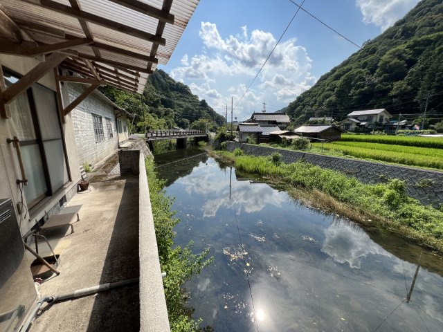 美咲町西川店舗付き中古住宅　3DKの外観