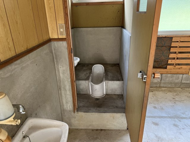 美咲町西川店舗付き中古住宅　3DKのトイレ|旧店舗トイレ