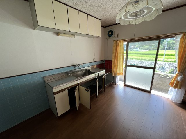 美咲町西川店舗付き中古住宅　3DKのダイニング