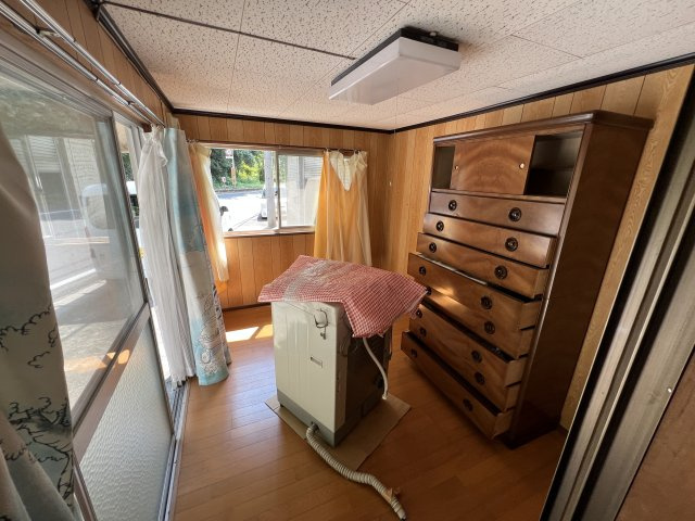 美咲町西川店舗付き中古住宅　3DKの洋室