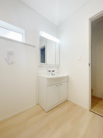 新築戸建・建売　二本松市竹田二丁目　CRADLE GARDEN　全5棟の独立洗面台|換気しやすい小窓付きで明るく清潔感のあるホワイト基調のランドリースペースです♪