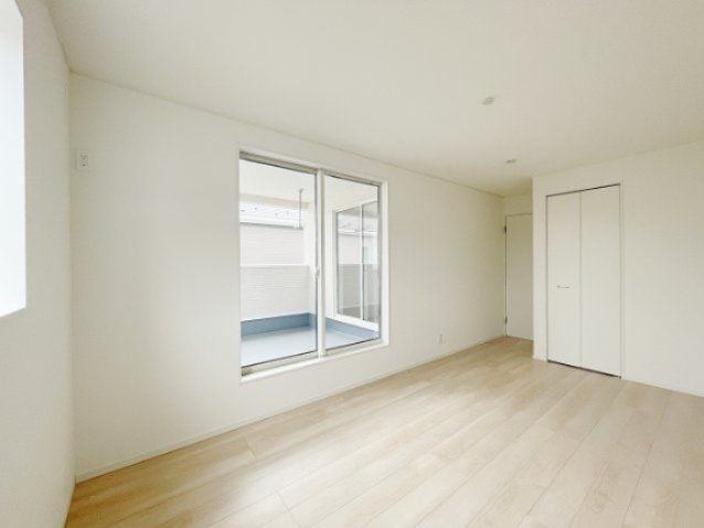 新築戸建・建売　二本松市竹田二丁目　CRADLE GARDEN　全5棟の洋室|バルコニーに面した陽当たり良好な寝室です。シンプルな間取でアレンジが楽しめる♪
