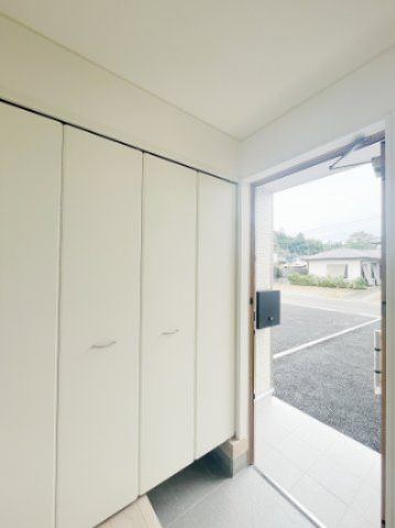 新築戸建・建売　二本松市竹田二丁目　CRADLE GARDEN　全5棟の玄関|可動棚付きの玄関収納。大容量で工具類など外用品の収納も可能です。