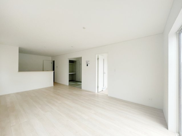 新築戸建・建売　二本松市竹田二丁目　CRADLE GARDEN　全5棟の居間・リビング|白を基調とした内装は空間を広く見せナチュラルで洗練された印象を与えます♪