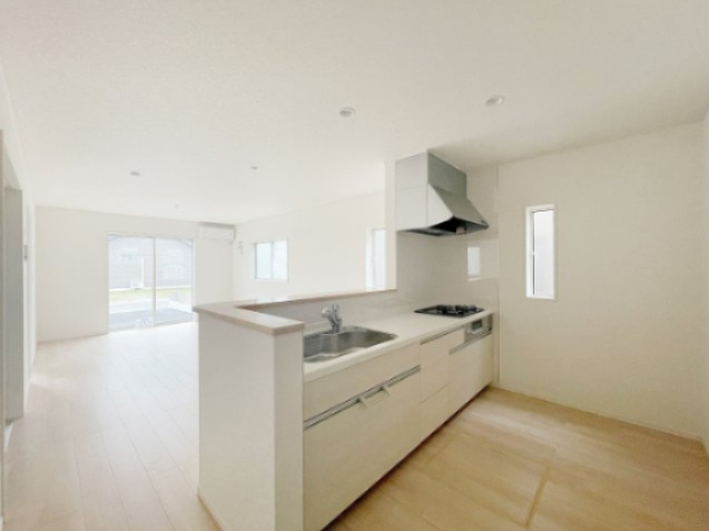 新築戸建・建売　二本松市竹田二丁目　CRADLE GARDEN　全5棟のキッチン|カウンター越しに会話が弾む、家族とのつながりを感じられる対面キッチンです！