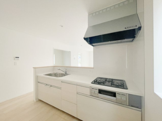 新築戸建・建売　二本松市竹田二丁目　CRADLE GARDEN　全5棟のキッチン|火力たっぷりの３口コンロ！おかずを同時進行で作れます！