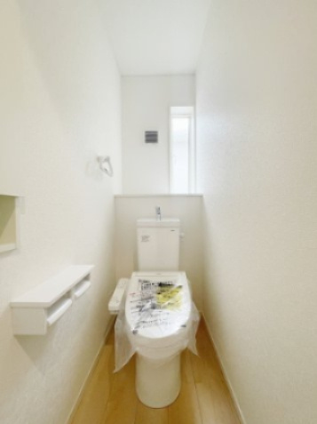 新築戸建・建売　二本松市竹田二丁目　CRADLE GARDEN　全5棟のトイレ|収納棚付きなのでお掃除用品など、収納場所に困りません！