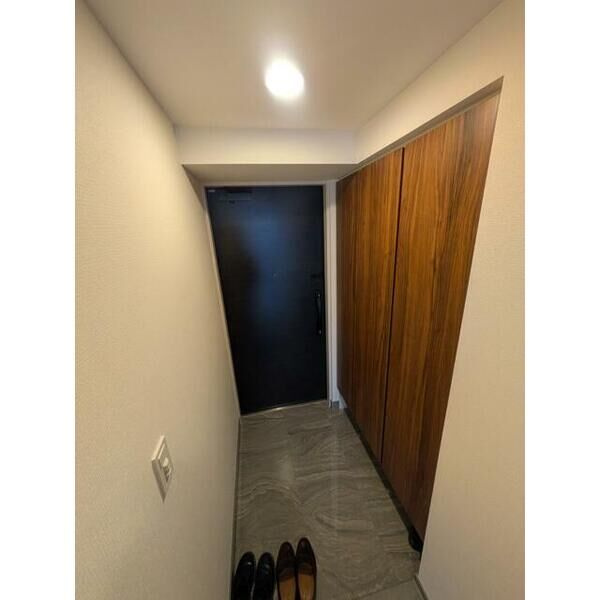 ヴェリテ金剛ルネクロスサイトの玄関