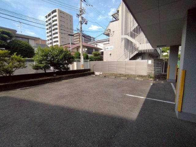 北園ハイツの駐車場