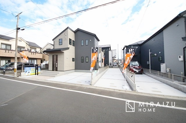 【外観】 | 青く澄み渡った綺麗な空と、陽の光をたっぷりと受ける、そんな新築住宅で新生活をスタートしてみませんか？見学・ご相談等、ミライズホーム(株)までお気軽にご連絡下さい。