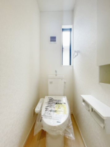 新築戸建・建売　二本松市竹田二丁目　CRADLE GARDEN　全5棟のトイレ|収納棚付きでお掃除用具などの収納に困りません！