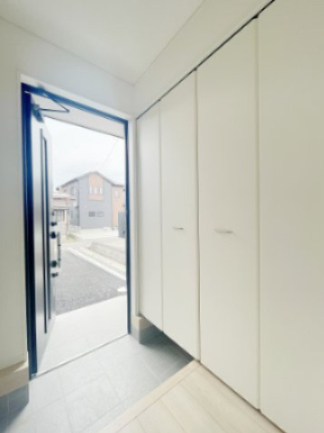 新築戸建・建売　二本松市竹田二丁目　CRADLE GARDEN　全5棟の玄関|可動棚付きの玄関収納。大容量で工具類など外用品の収納も可能です。