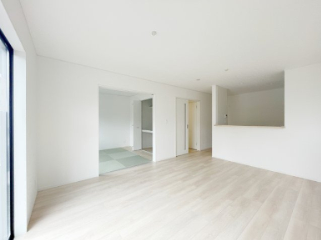 新築戸建・建売　二本松市竹田二丁目　CRADLE GARDEN　全5棟の居間・リビング|南向きLDK♪白を基調としているため、より明るく感じられます。