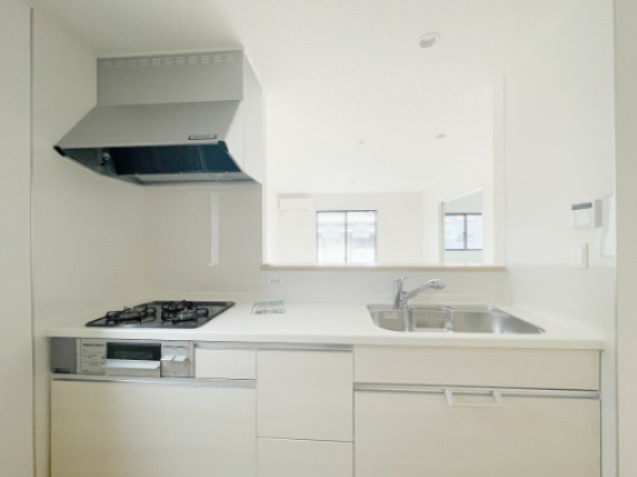 新築戸建・建売　二本松市竹田二丁目　CRADLE GARDEN　全5棟のキッチン|火力たっぷりの３口ガスコンロ！同時進行でおかずが作れます。