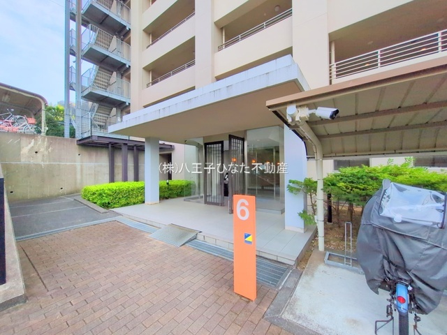 祝　成約済み　ローレルスクエア南大沢　6番館 　八王子市　中古マンションのエントランス|～仲介手数料無料☆八王子ひなた不動産～ローレルスクエア南大沢6番館 