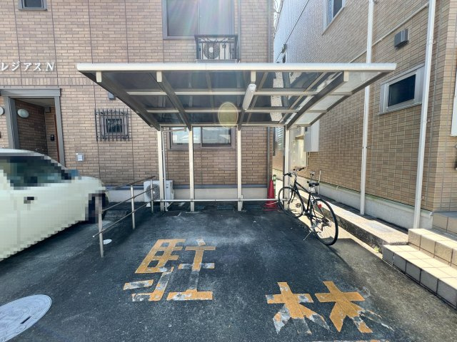 レジアスＮの駐車場