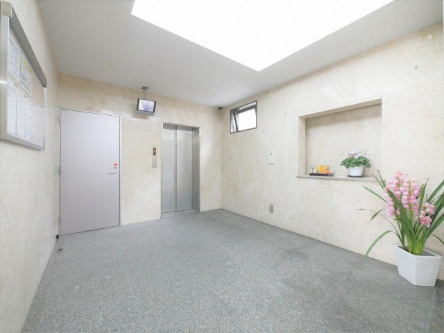 ソレアードトレスなんばWESTのロビー