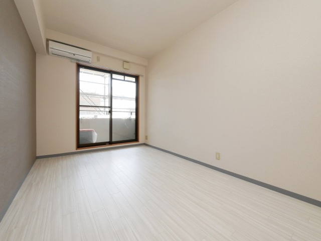 ソレアードトレスなんばWESTの居間・リビング