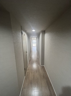 【設備】 | ニューウェルテラス第3日吉 | 【ニューウェルテラス第3日吉】玄関から見た廊下