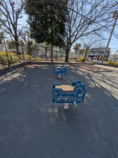 【周辺】 | 【蟹ヶ谷第3公園】周りに団地があるため公園がたくさんあります。小さなお子様の遊具や小学生が遊べるスペースもございます。