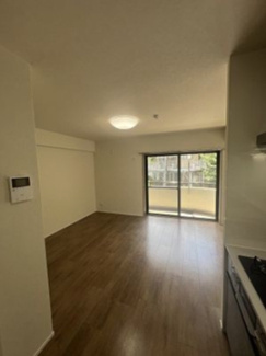 【居間・リビング】 | ニューウェルテラス第3日吉 | 【ニューウェルテラス第3日吉】キッチンから見たLDK